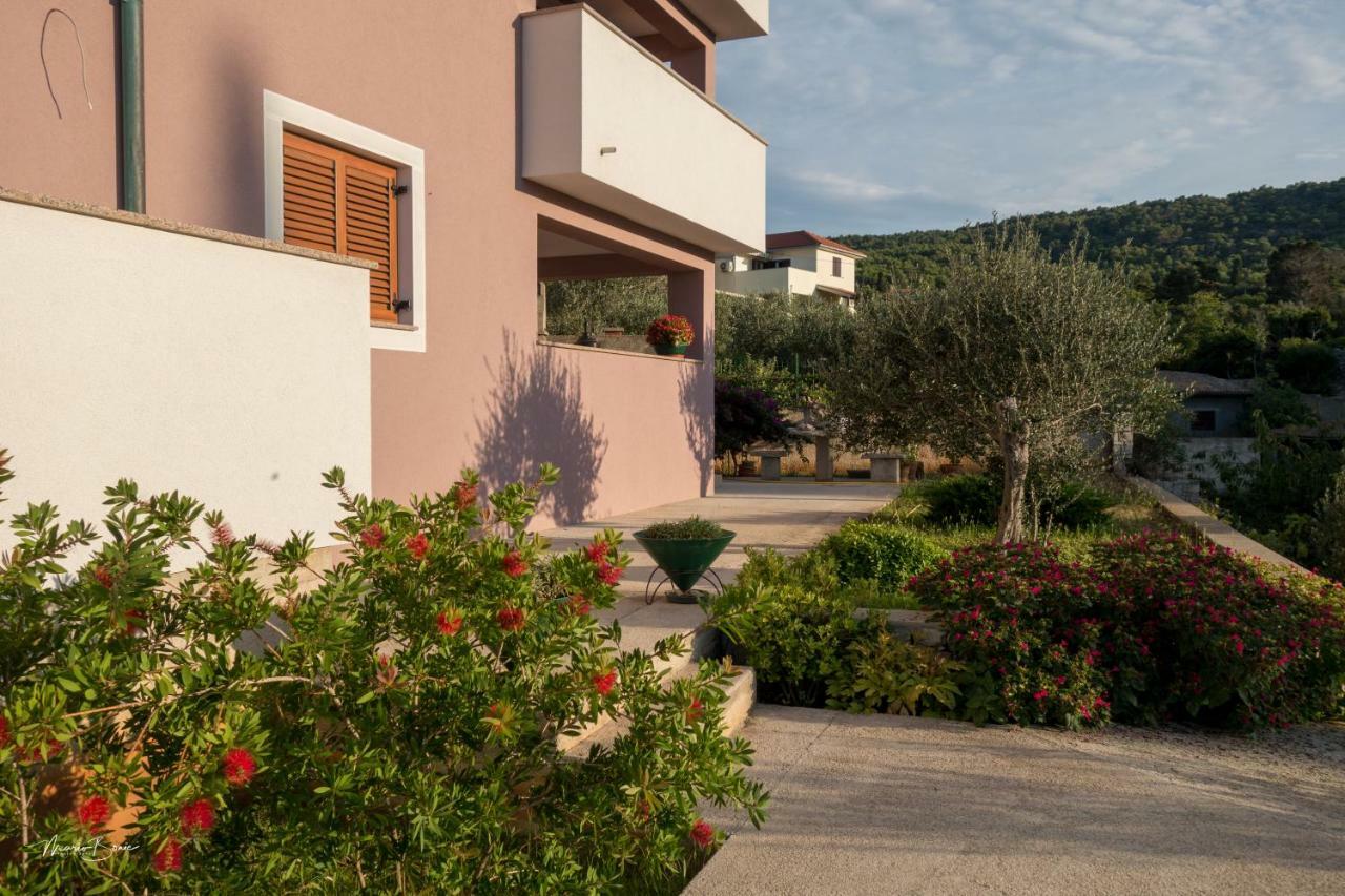 Amaryllis Residence, Apartment Diana & Deluxe Rooms With Shared Kitchen Veli Lošinj 外观 照片